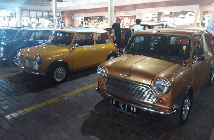 Kumpulan Mobil Mini Mejeng di Mall kawasan Karawaci, Tangerang (9/12).