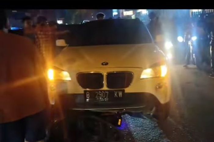 BMW X1 nopol B 2907 KW yang menabrak dua motor yang menewaskan satu wanita penumpang ojek online di Jl Jamin Ginting, kota Medan, Sumatera Utara