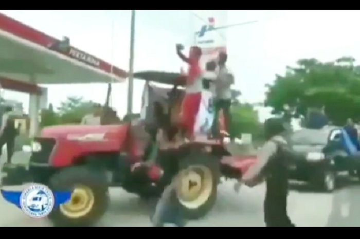Puluhan traktor memenuhi pom bensin