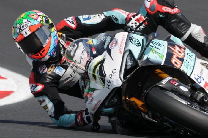 Chaz Davies berusaha menghindari crash dengan menahan pakai siku tangannya pada sesi FP2 WorldSBK Italia 2021