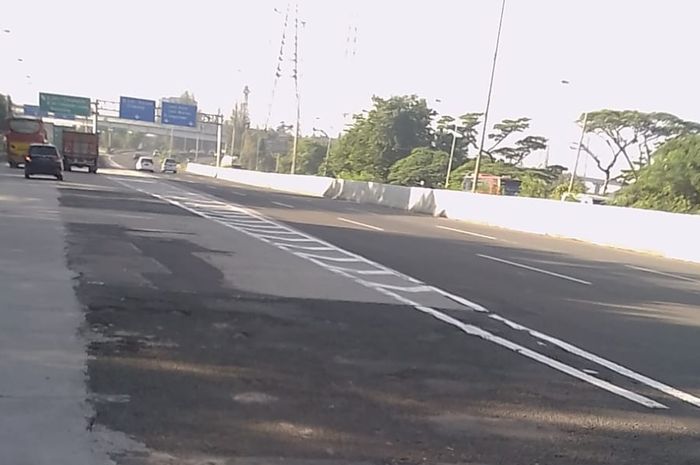 Ilustrasi. Jalan rusak di simpang susun Cikunir.