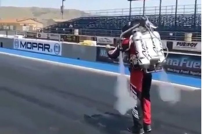 Dragrace manusia dan mobil