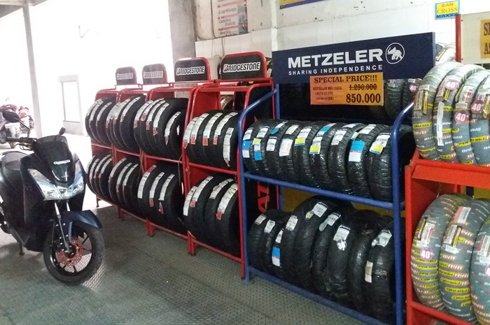 Ilustrasi ban dan Yamaha Lexi-S