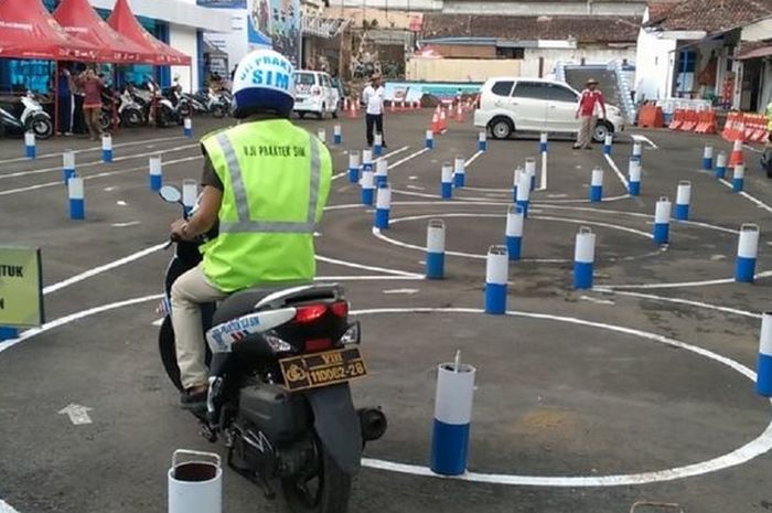 Ilustrasi praktik bikin SIM C.