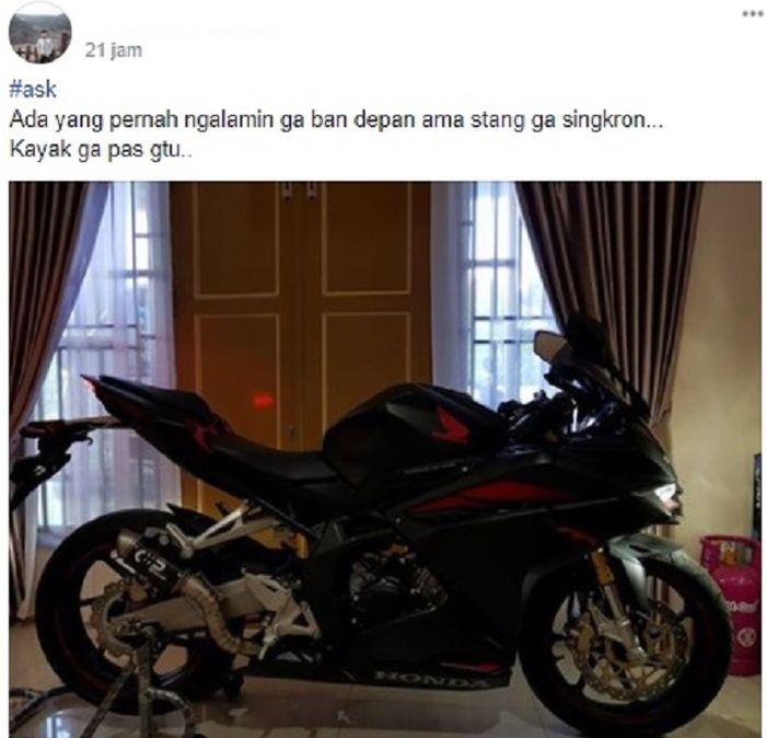 Salah seorang anggota grup bingung dengan motornya