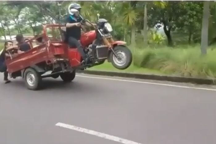 Motor pikap roda tiga diajak wheelie