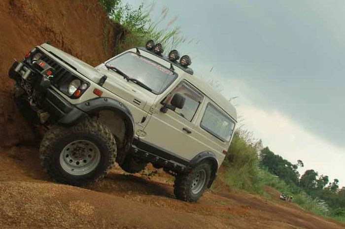 Ilustrasi mobil offroad 4x4