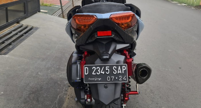 Dilihat dari belakang ukuran knalpot Akrapovic Slovenia pas cocok sesuai ukuran motor bongsor ini