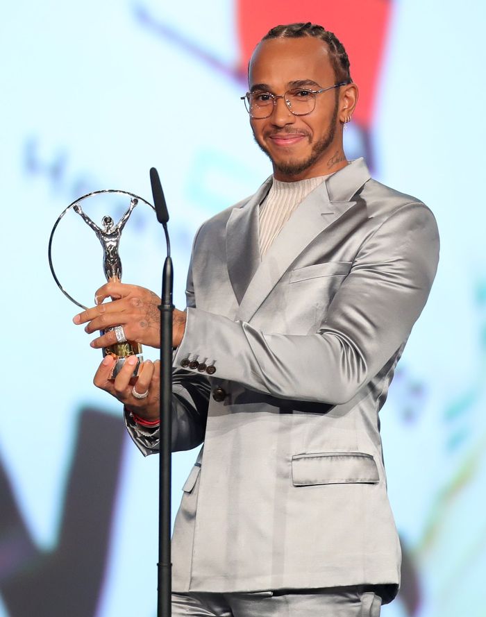 Lewis Hamilton dengan trofi Sportsman of the Year di acara Laureus World Sports Award 2020 
