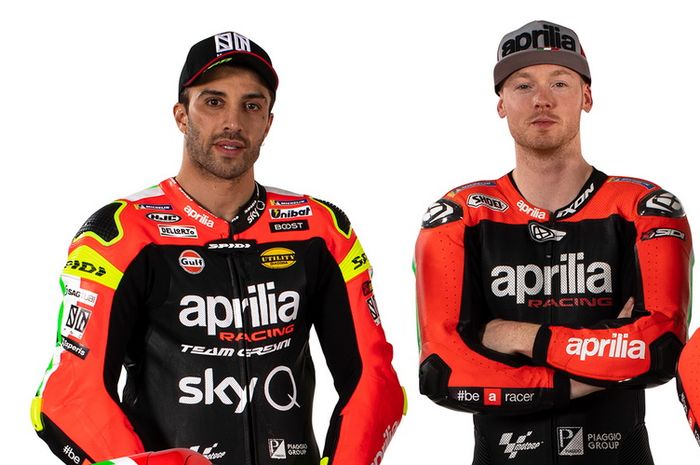 Bradley Smith (kanan), apakah akan memperkuat tm Aprilia di MotoGP 2020 untuk menggantikan posisi Andrea Iannone?