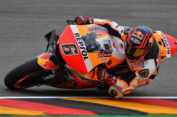 Stefan Bradl balapan pakai motor Honda RC213V untuk tim Repsol Honda di MotoGP Jerman