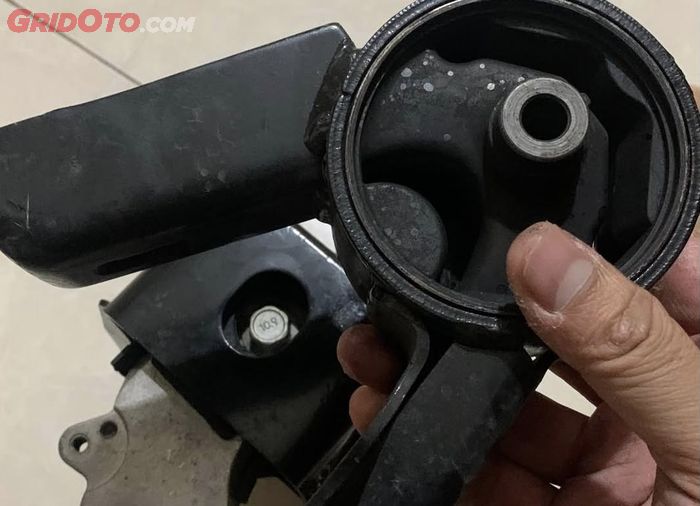 Engine mounting mobil