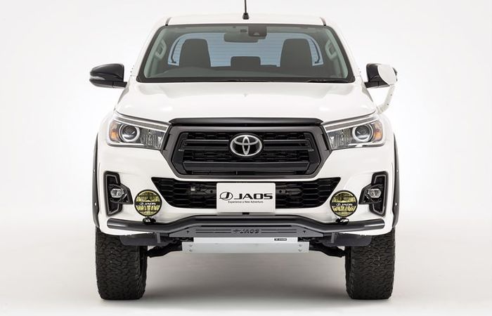 Tampilan depan modifikasi Toyota Hilux bergaya rally