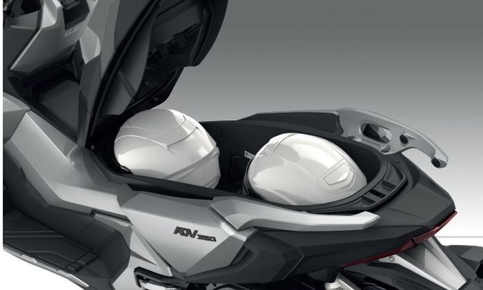 Bagasi muat dua helm