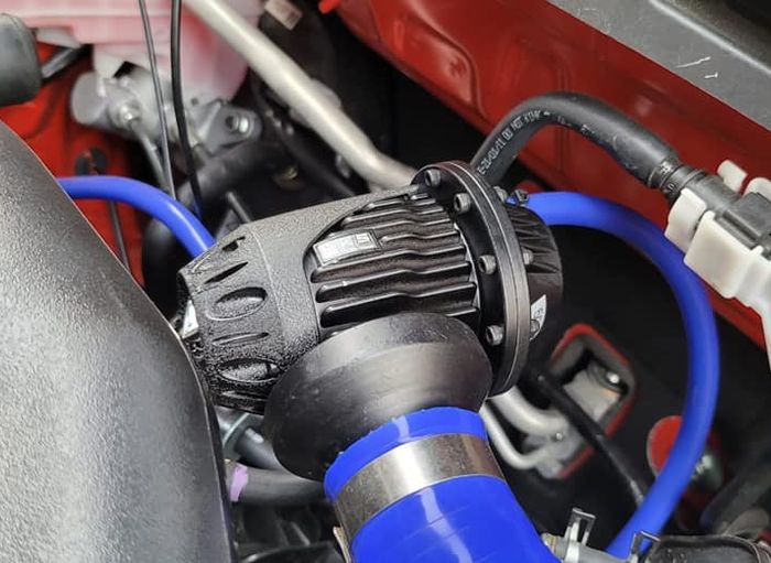 Blow-off HKS SQV terpasang di mesin modifikasi kembaran Daihatsu Rocky