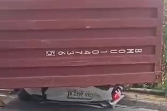 Hyundai Creta ringsek tertimpa Truk Kontainer di Pejaringan Jakarta Utara
