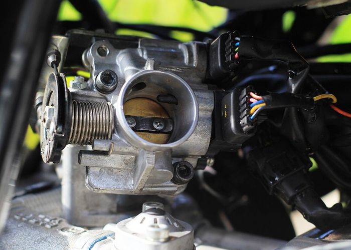 Throttle body bawaan direamer unjungnya membentuk velocity stack bikin aliran udara lebih terarah dan halus