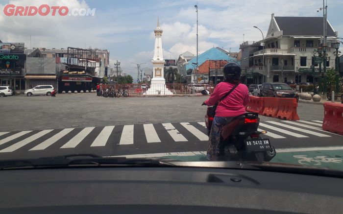 Dengan fitur idle start/stop mesin akan mati saat kondisi berhenti di lampu merah dan langsung hidup ketika rem diangkat