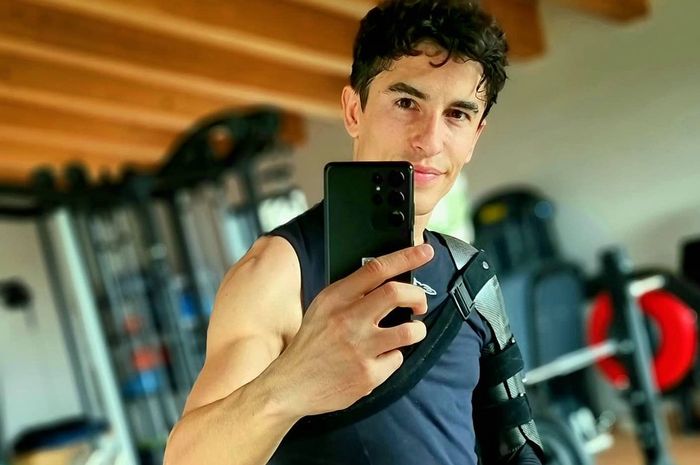 Marc Marquez berolahraga menggunakan spinning bike.