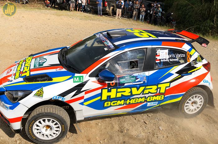 Rihan Variza mengatur tempo kecepatannya di lintasan dengan batu-batu besar di Danau Toba Rally 2019