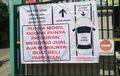 Kesal Tetangga Parkir Sembarangan, Warga Heboh Bikin Spanduk Begini