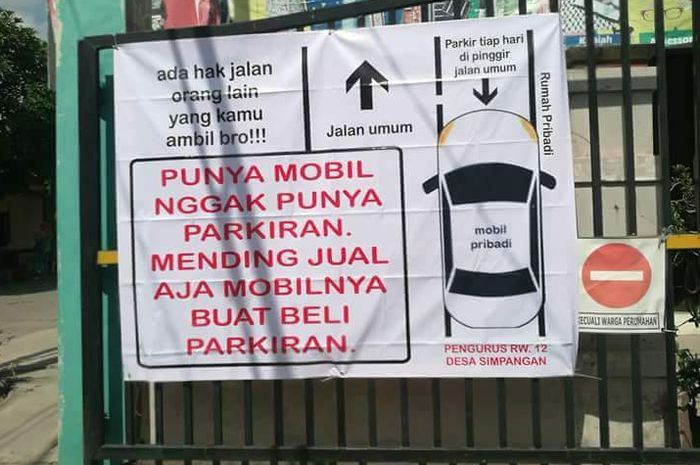 Spanduk sindiran untuk warga yang parkir sembarangan