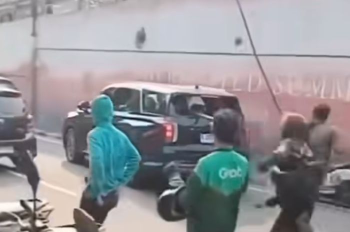 Diduga mobil milik pejabat hancur dimassa oleh pendemo