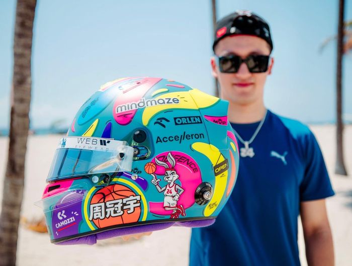 Guanyu Zhou memperlihatkan livery helm untuk di balap F1 Miami 2022