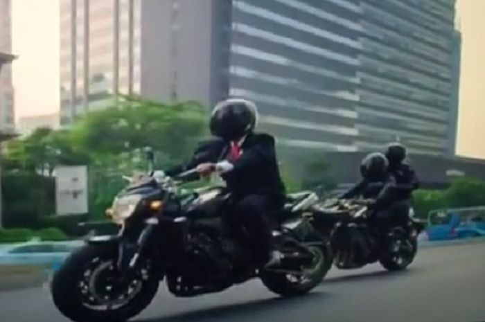 Presiden Jokowi naik motor Paspampres.