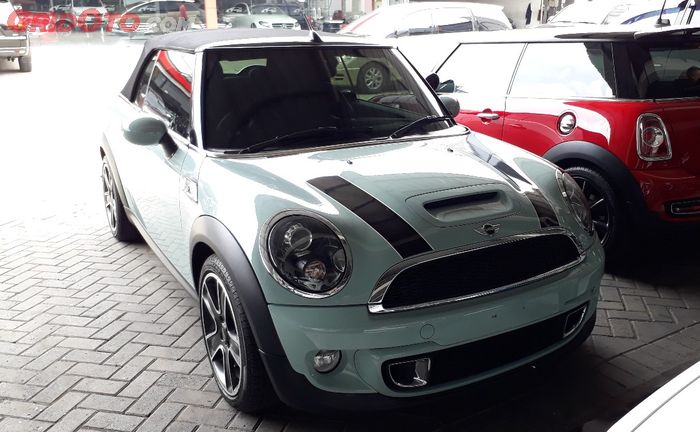 MINI Cooper Convertible tipe S 2012 milik Gisel yang dititip-jual di dealer mobkas