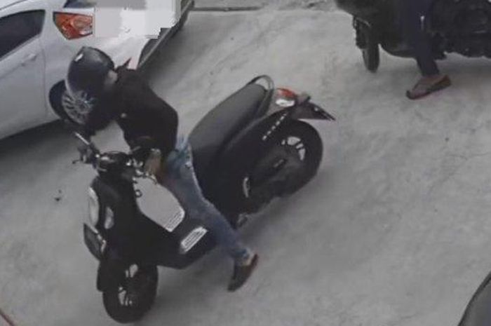 Honda Scoopy kandas ulah dua koplotan orang jahat. Beres hitungan detik