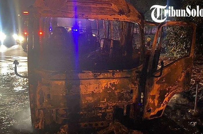 Isuzu Elf berisi 19 orang terbakar habis hingga sisa kerangka di tol Solo-Semarang KM 477+400/B wilayah desa Ngargosari, Ampel, Boyolali, Jawa Tengah