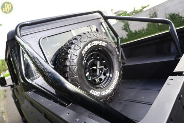 Bagian bak belakang Land Rover ini dipasangi roll bar dan tire hanger custom.