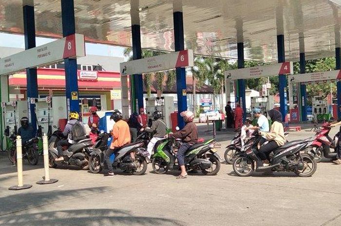 Kelangkaan Pertalite di SPBU CIbinong, Bogor bikin pengelola fokusnya penjualan ke motor saja