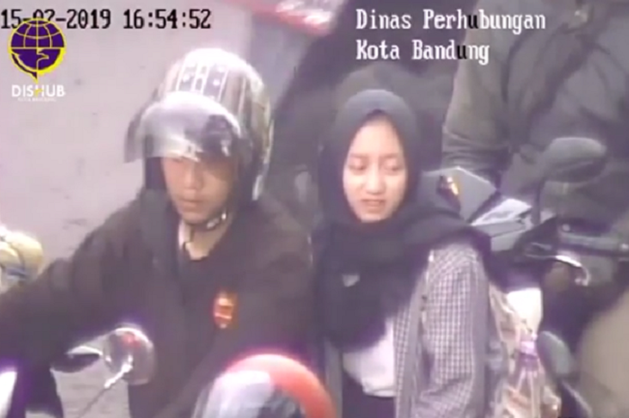 Sepasang muda-mudi kepergok CCTV karena enggak pakai helm.