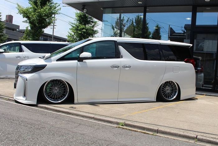 Toyota Alphard pakai pelek Work x Schwart ukuran 20 inci