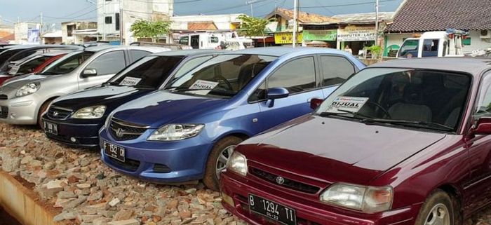 Deretan mobil bekas di kolong tol Becakayu dari pantauan, (11/2/19)