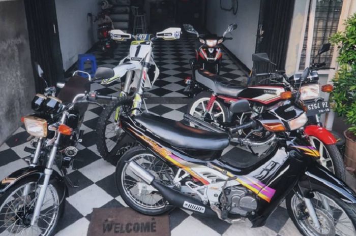 Deretan motor lawas masih baru dijual.