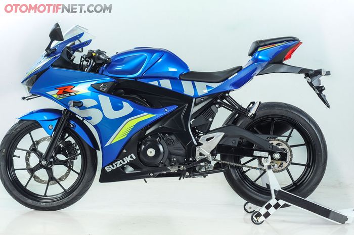 Ilustrasi beli Suzuki GSX-R150 periode September-November 2018 dapat bonus helm keren. Suzuki GSX-R150