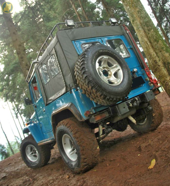 Untuk keperluan harian, Land Cruiser FJ40 ini dipasangi ban GT Radial Savero M/T 33x12.5R15. 