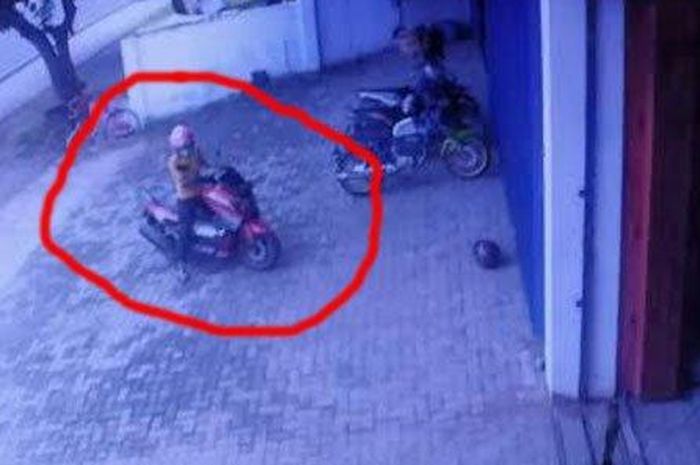 Pelaku pencurian Yamaha NMAX mlik karyawati di Kabupaten Madiun terekam CCTV.