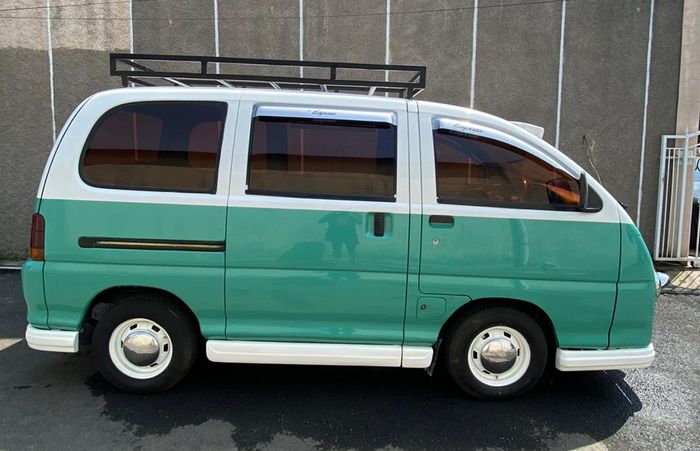 Proporsi apik Daihatsu Espass pakai kelir two tone