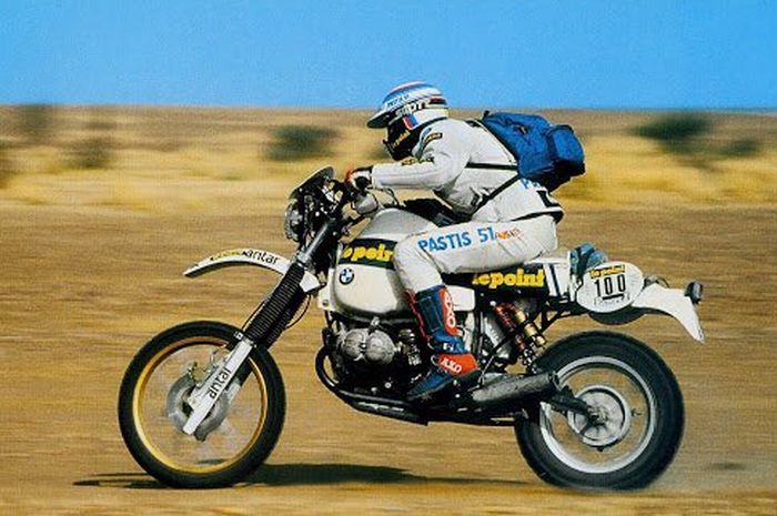 Salah satu aksi Hubert Auriol saat memacu motor BMW di Reli Dakar