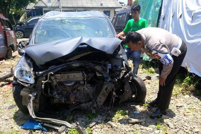Ilustrasi Kecelakaan melibatkan Suzuki Ertiga