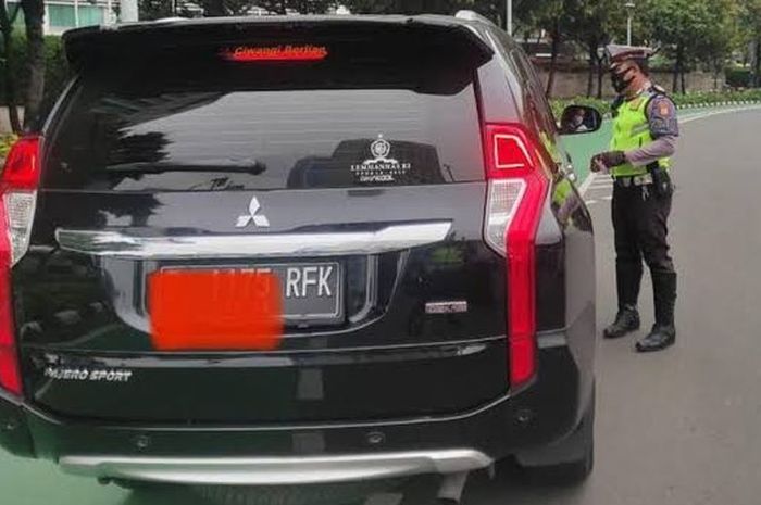 Polisi menindak pengemudi Mitsubishi Pajero Sport berpelat nomor RFK 
