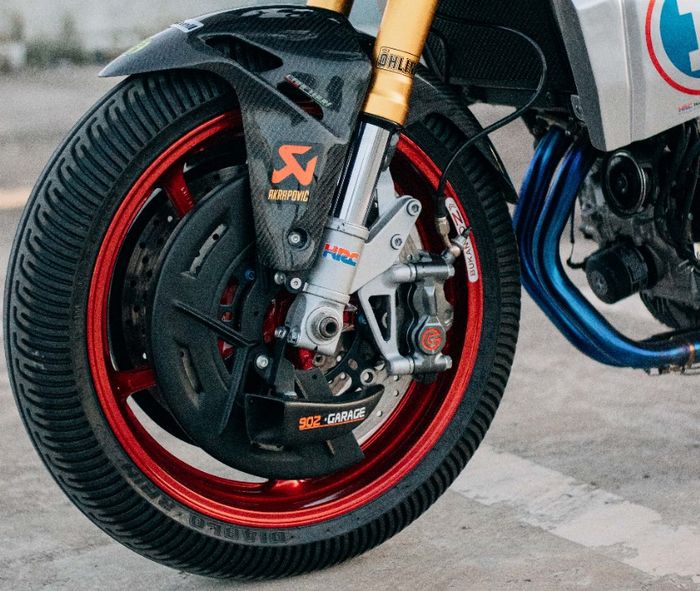 Kaliper Brembo 484 Caf&eacute; Racer perkuat kesan klasik, namun modern dengan cover cakram ala MotoGP