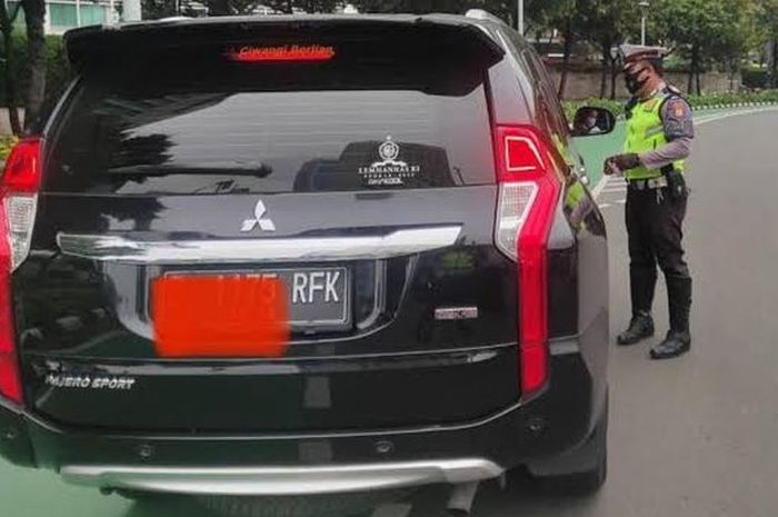 Polisi menindak pengemudi Mitsubishi Pajero Sport berpelat nomor RFK 