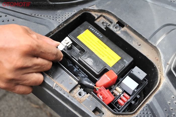 Aki motor matic baru yang terletak di bawah