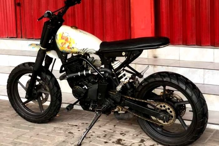 Kaki-kaki Yamaha Byson custom flat tracker garang berwarna hitam doff