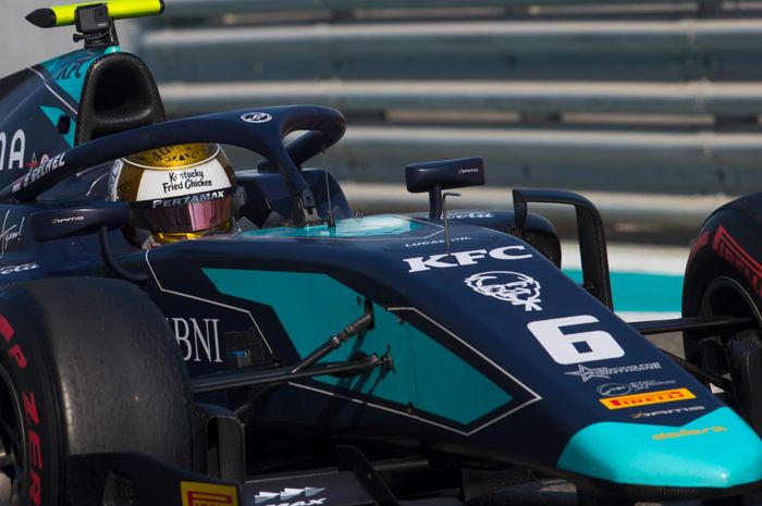Sean Gelael untuk pertama kalinya berada di kokpit mobil tim DAMS pada tes pramusim F2 Abu Dhabi